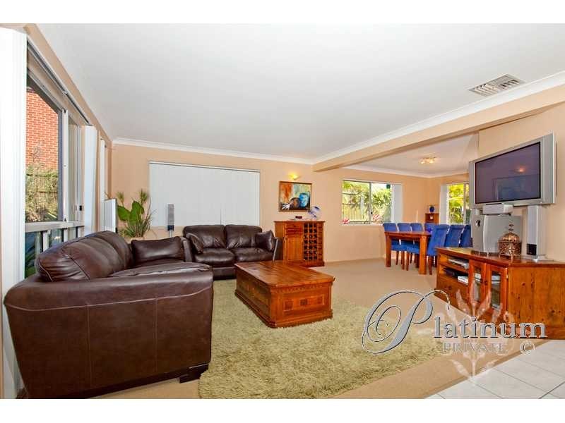 8 Homewood Place, Carindale QLD 4152