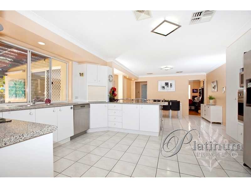 8 Homewood Place, Carindale QLD 4152