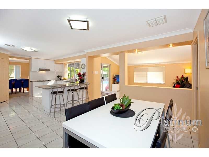 8 Homewood Place, Carindale QLD 4152