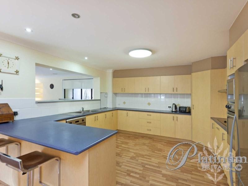 16 Kilburn Close, Carindale QLD 4152