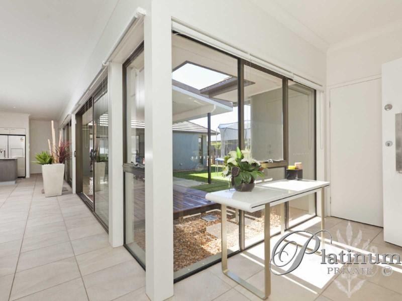 8 Torrens Crescent, Wakerley QLD 4154