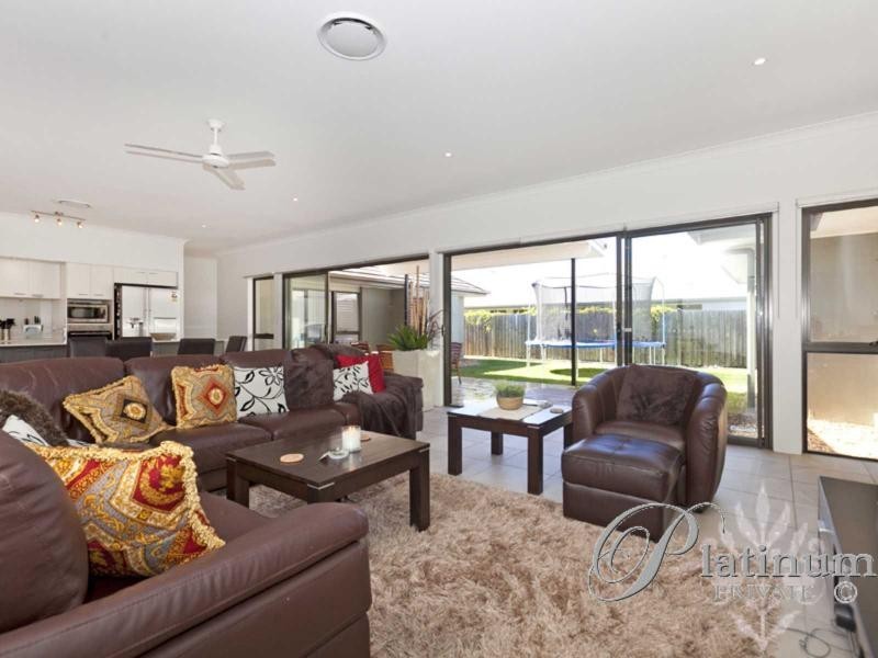 8 Torrens Crescent, Wakerley QLD 4154