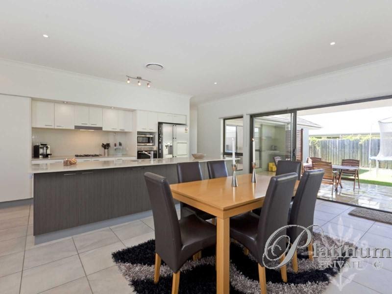 8 Torrens Crescent, Wakerley QLD 4154