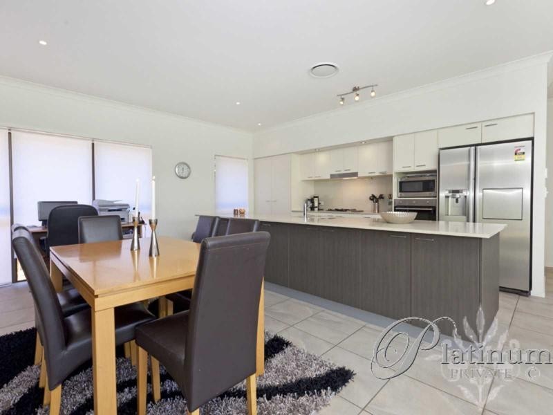 8 Torrens Crescent, Wakerley QLD 4154
