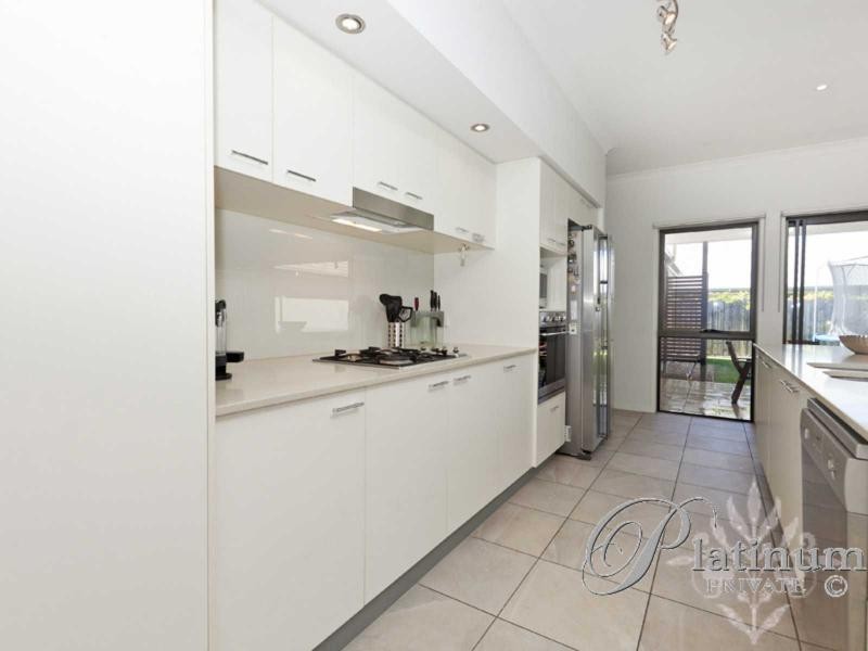 8 Torrens Crescent, Wakerley QLD 4154