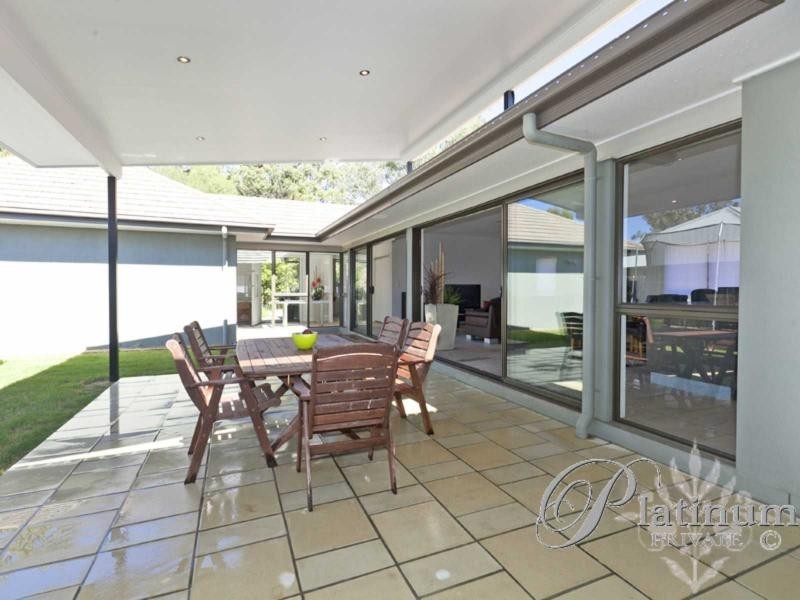 8 Torrens Crescent, Wakerley QLD 4154