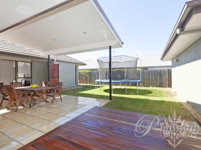8 Torrens Crescent, Wakerley QLD 4154