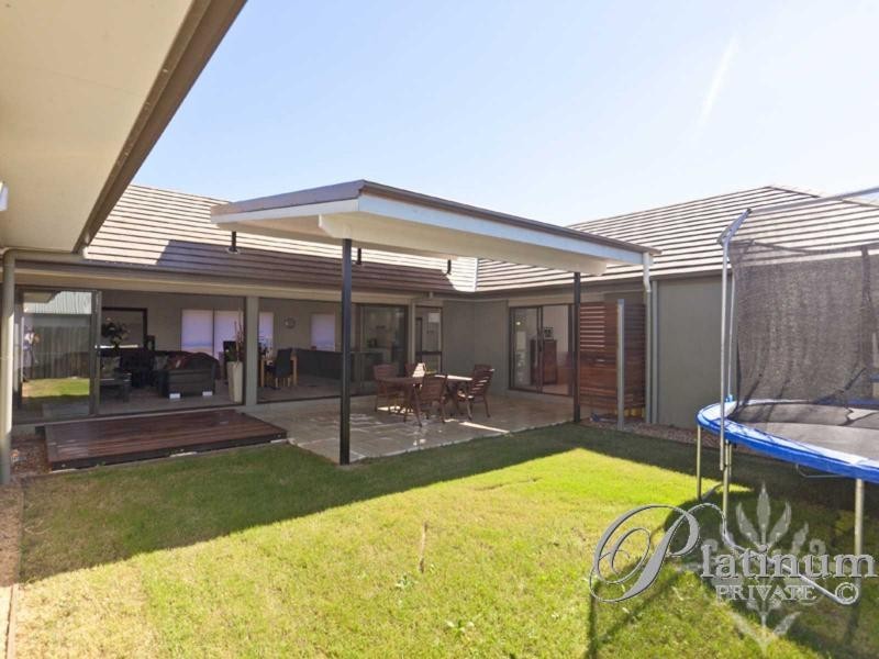 8 Torrens Crescent, Wakerley QLD 4154