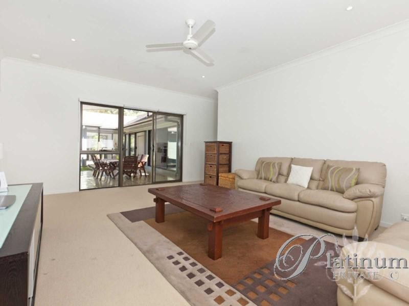8 Torrens Crescent, Wakerley QLD 4154
