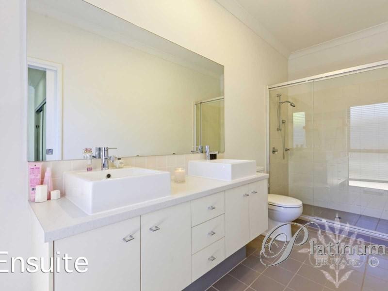 8 Torrens Crescent, Wakerley QLD 4154