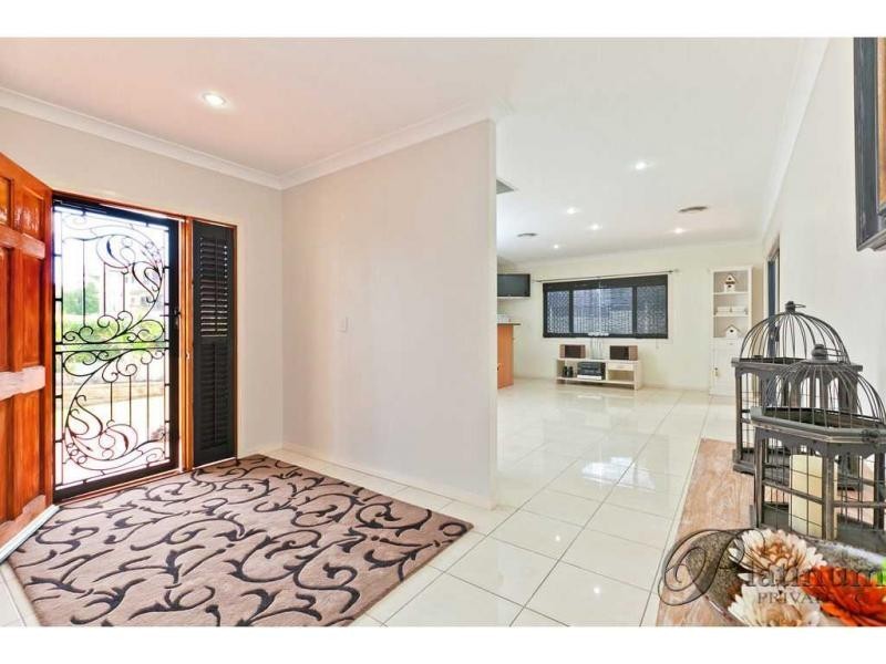 15 Pacific Close, Carindale QLD 4152