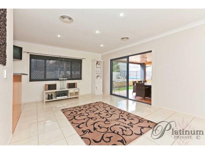 15 Pacific Close, Carindale QLD 4152