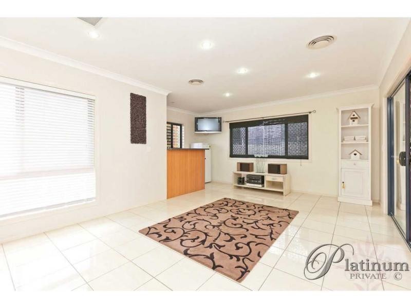 15 Pacific Close, Carindale QLD 4152