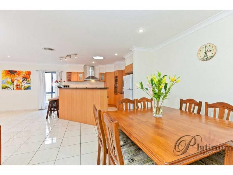 15 Pacific Close, Carindale QLD 4152