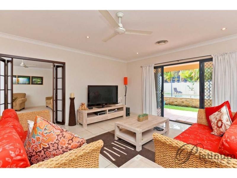 15 Pacific Close, Carindale QLD 4152