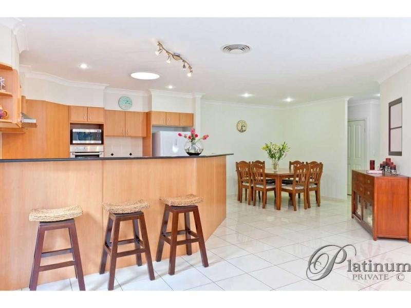 15 Pacific Close, Carindale QLD 4152