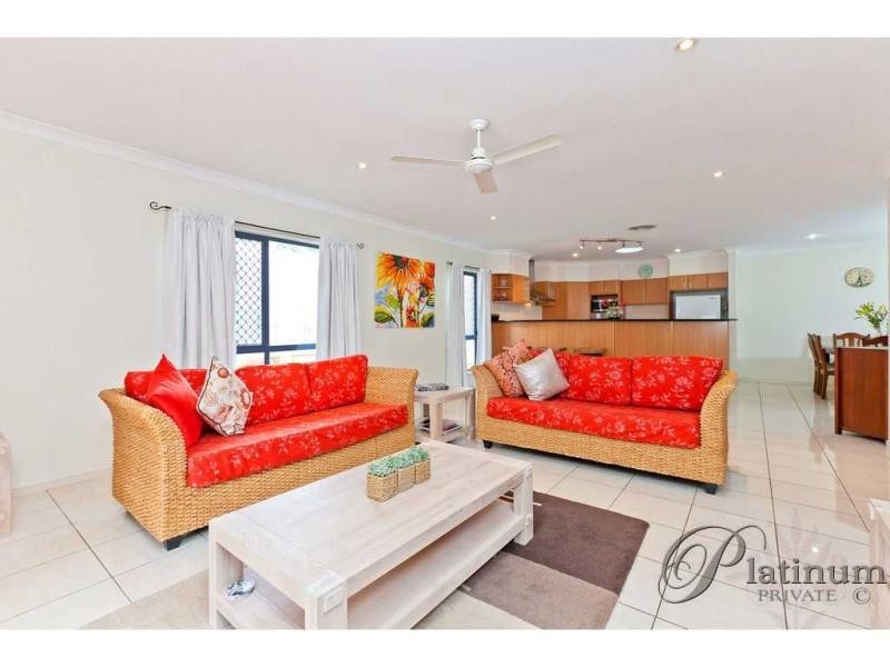 15 Pacific Close, Carindale QLD 4152