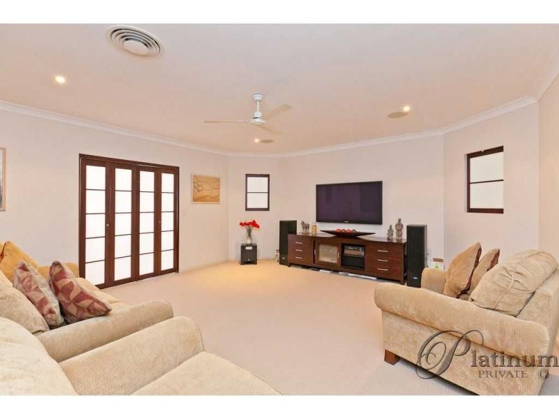 15 Pacific Close, Carindale QLD 4152