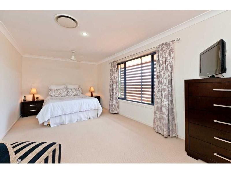 15 Pacific Close, Carindale QLD 4152