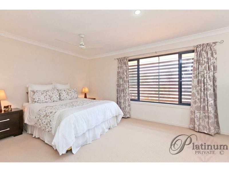 15 Pacific Close, Carindale QLD 4152