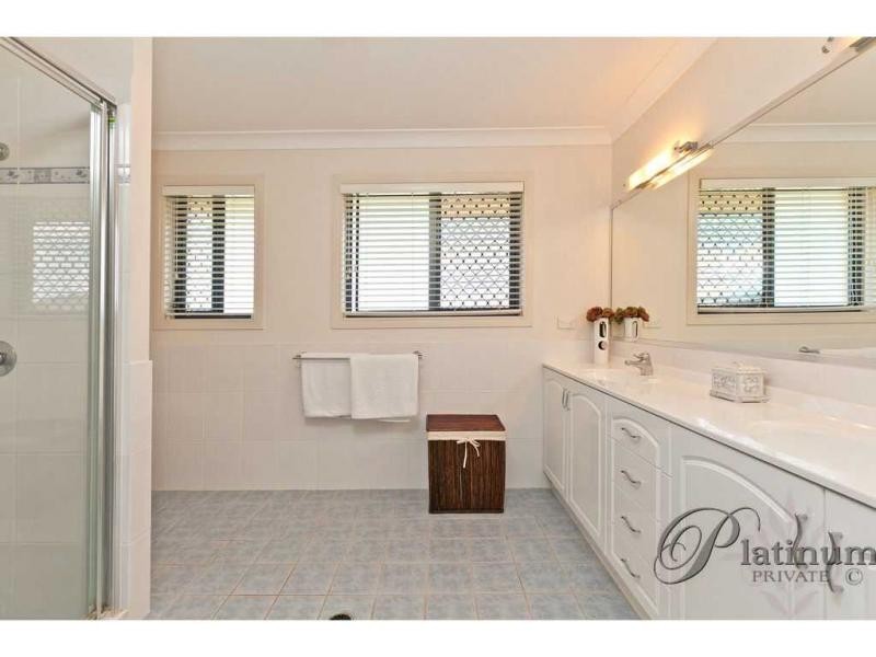 15 Pacific Close, Carindale QLD 4152