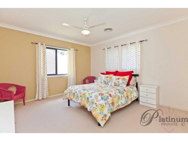 15 Pacific Close, Carindale QLD 4152