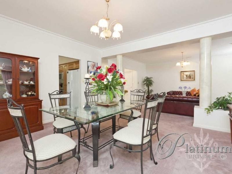 15 Troon Place, Carindale QLD 4152