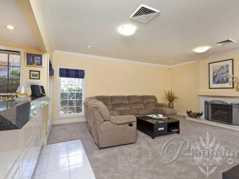 13 Pinehurst Place, Carindale QLD 4152