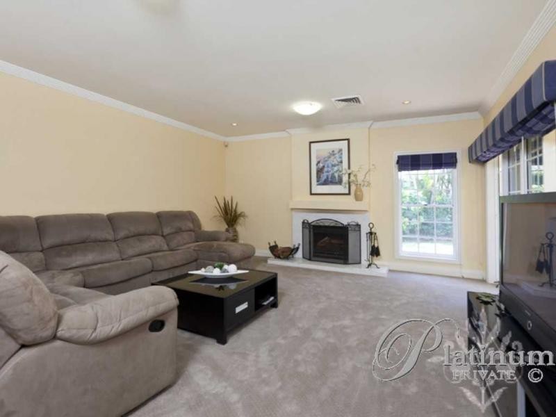 13 Pinehurst Place, Carindale QLD 4152