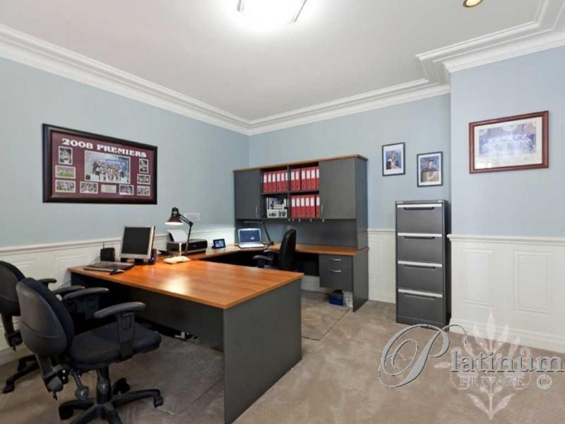 13 Pinehurst Place, Carindale QLD 4152