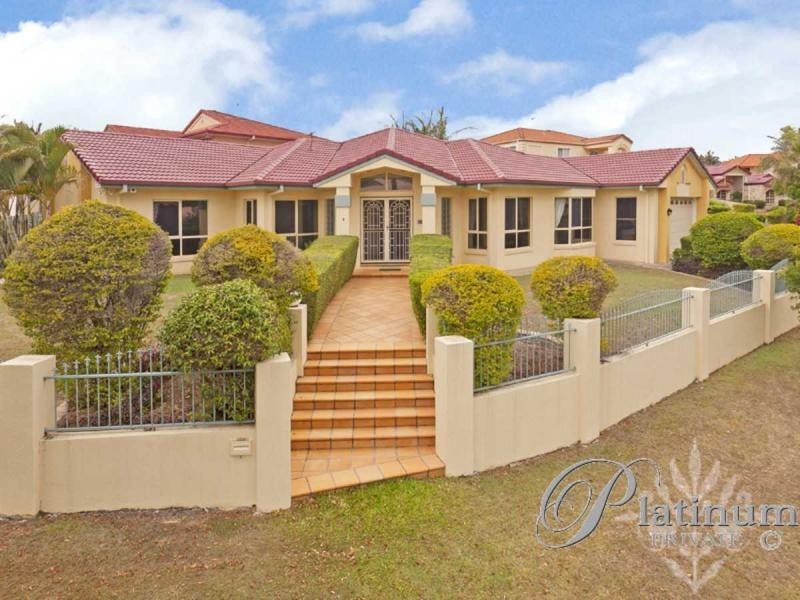 8 Barnstos Place, Carindale QLD 4152