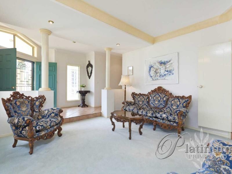 8 Barnstos Place, Carindale QLD 4152