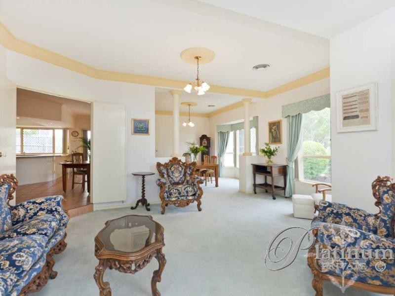 8 Barnstos Place, Carindale QLD 4152