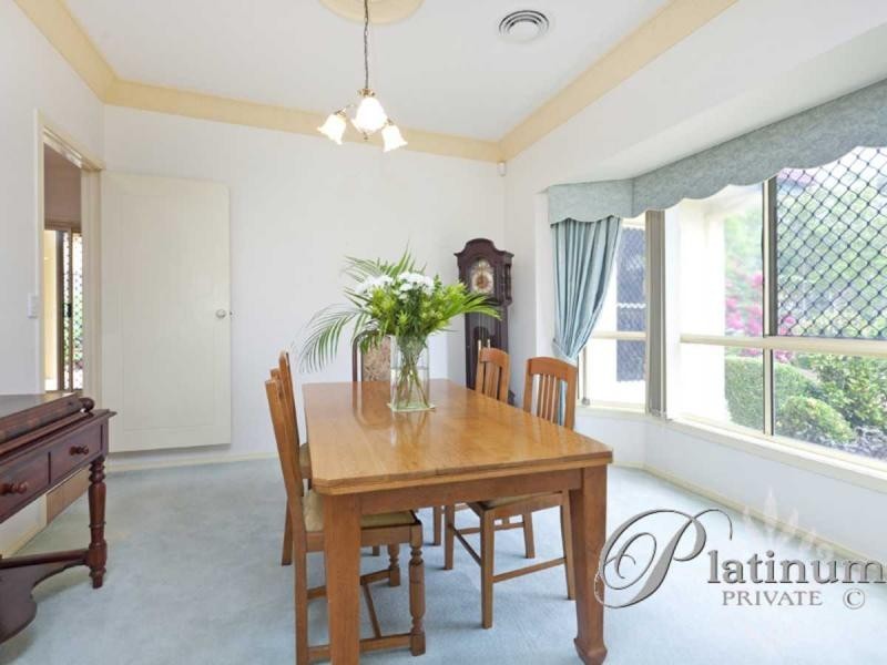 8 Barnstos Place, Carindale QLD 4152