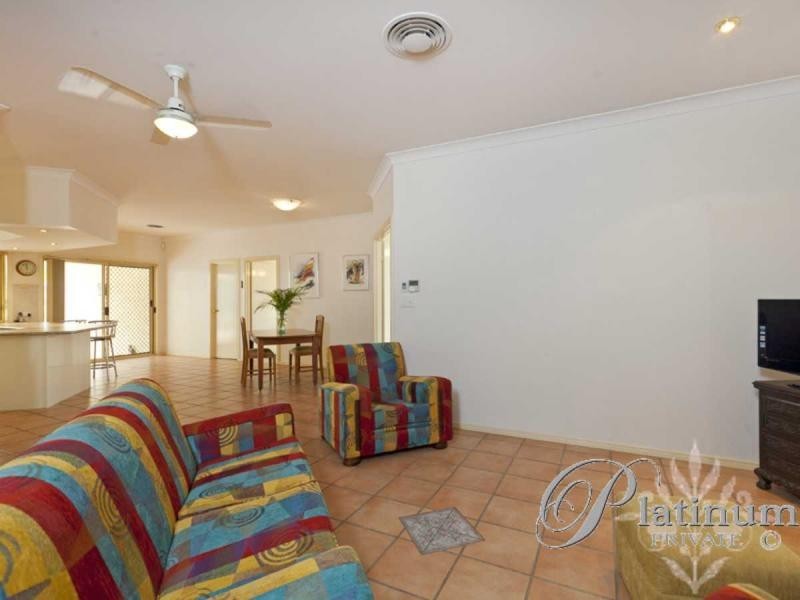 8 Barnstos Place, Carindale QLD 4152