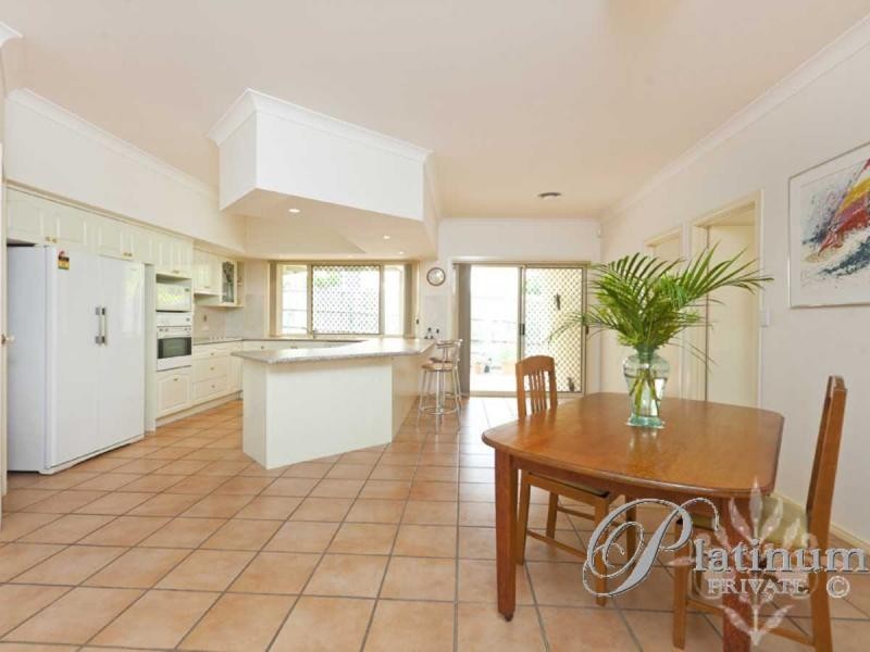 8 Barnstos Place, Carindale QLD 4152