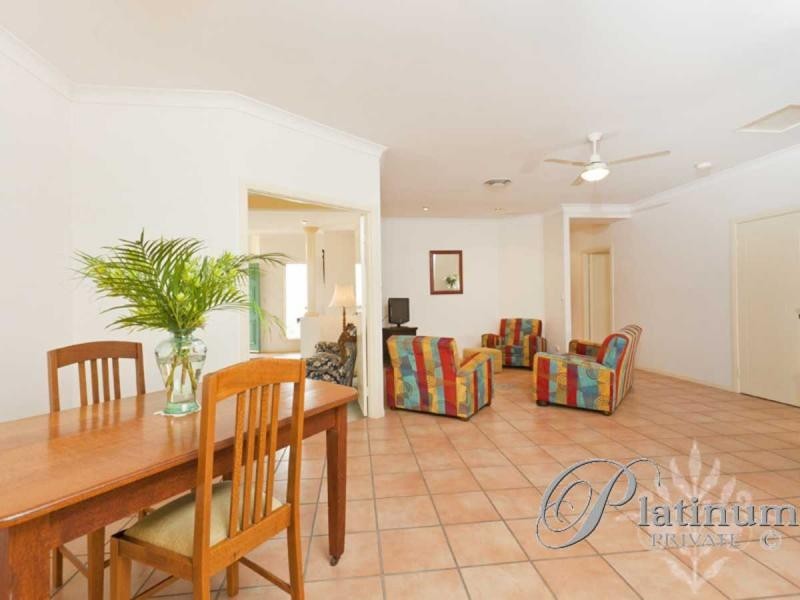 8 Barnstos Place, Carindale QLD 4152