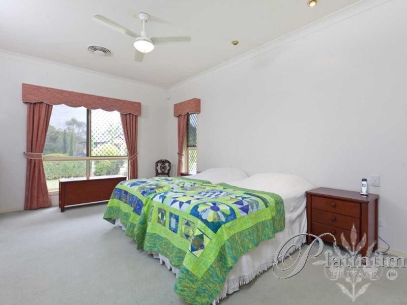 8 Barnstos Place, Carindale QLD 4152