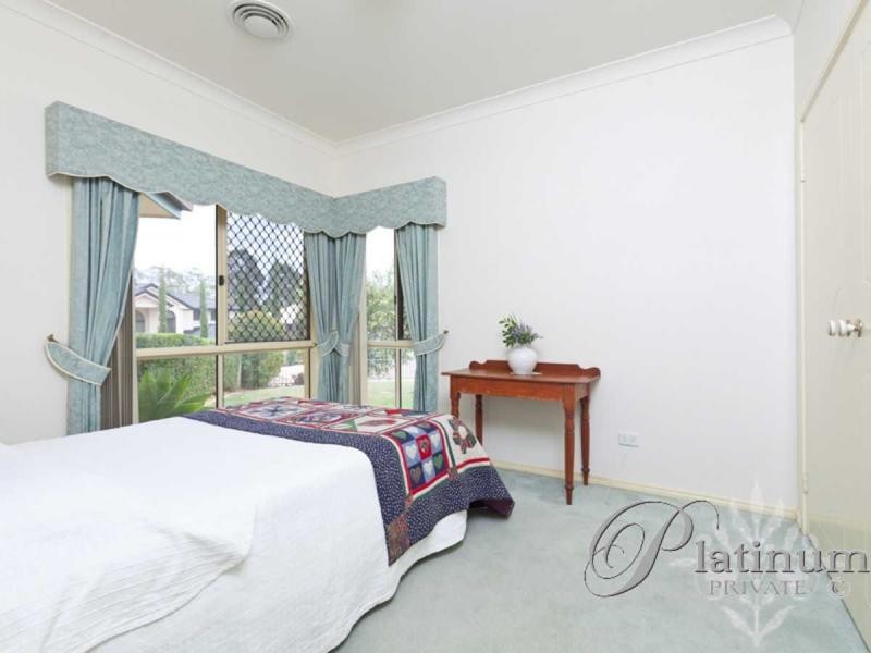8 Barnstos Place, Carindale QLD 4152