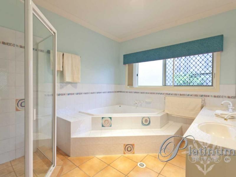 8 Barnstos Place, Carindale QLD 4152