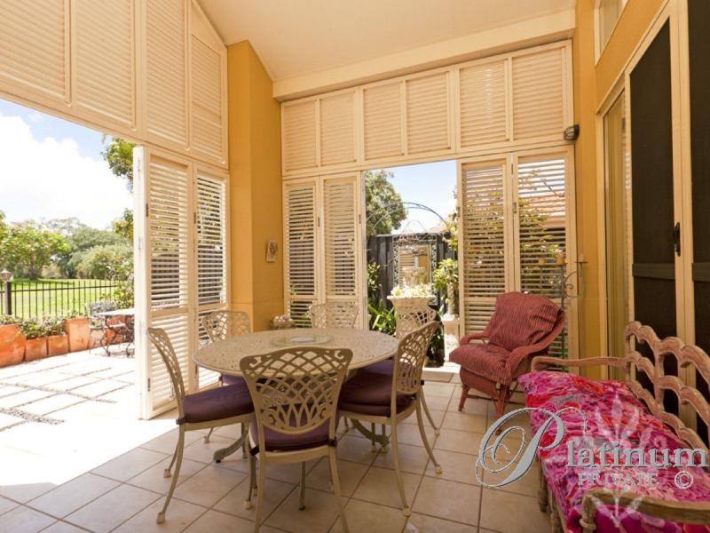 52 Flame Tree Crescent, Carindale QLD 4152