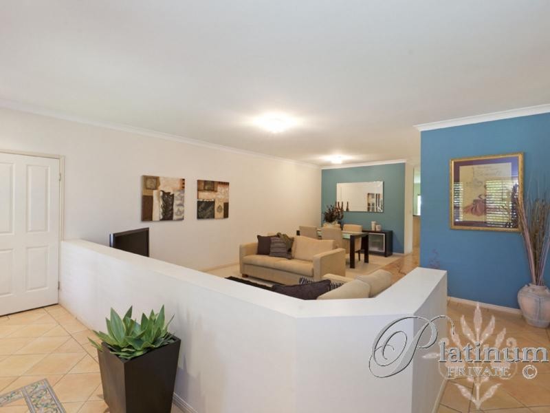72 Amersham Crescent, Carindale QLD 4152