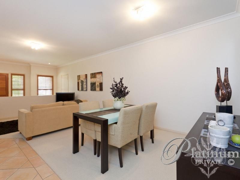 72 Amersham Crescent, Carindale QLD 4152