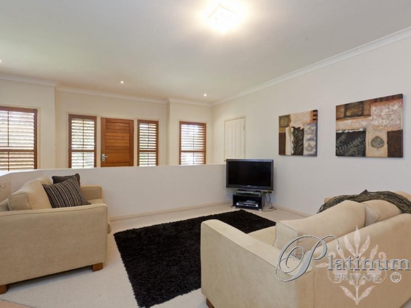 72 Amersham Crescent, Carindale QLD 4152