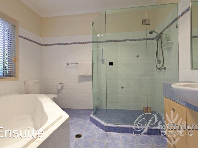 72 Amersham Crescent, Carindale QLD 4152