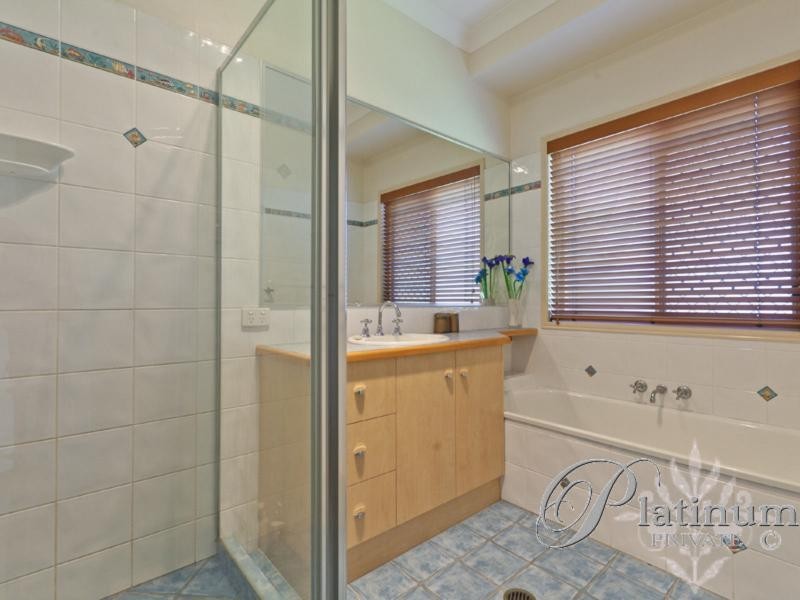 72 Amersham Crescent, Carindale QLD 4152