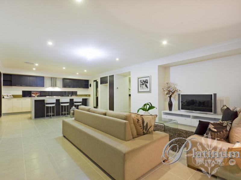 3 Kingham Place, Carindale QLD 4152