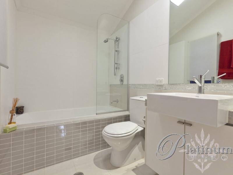 82 Pembroke Road, Coorparoo QLD 4151