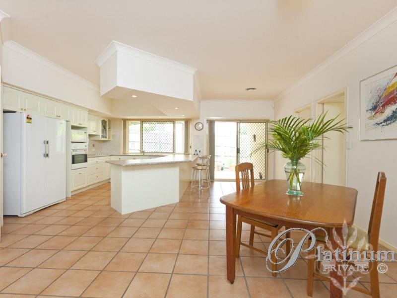 8 Barnstos Street, Carindale QLD 4152