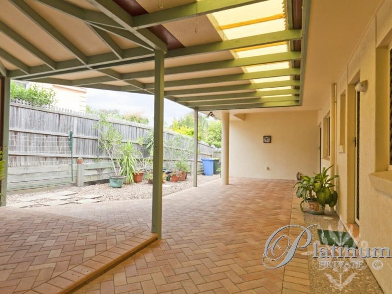 8 Barnstos Street, Carindale QLD 4152